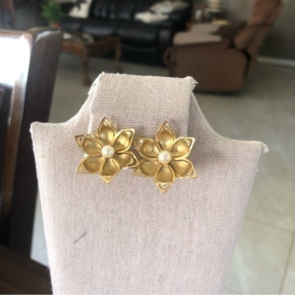 Vintage Flower Design Faux Pearl ClipOn Earrings - Picture 1 of 4